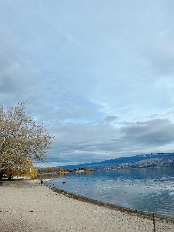 Peaceful And Spacious Lake View เวสต์ เคโลว์นา ภายนอก รูปภาพ